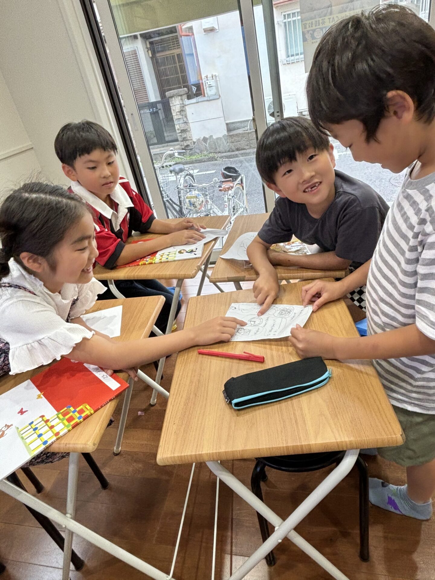 堺市の英語教室、進級した小学生たちの集合写真