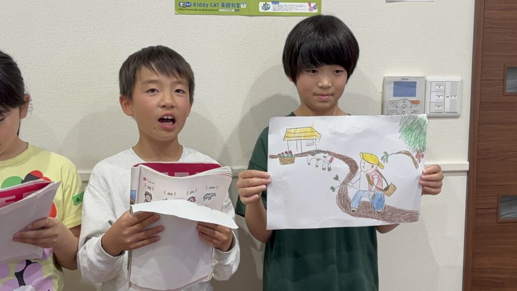 英語のストーリーを音読発表する堺市の英語教室の子ども