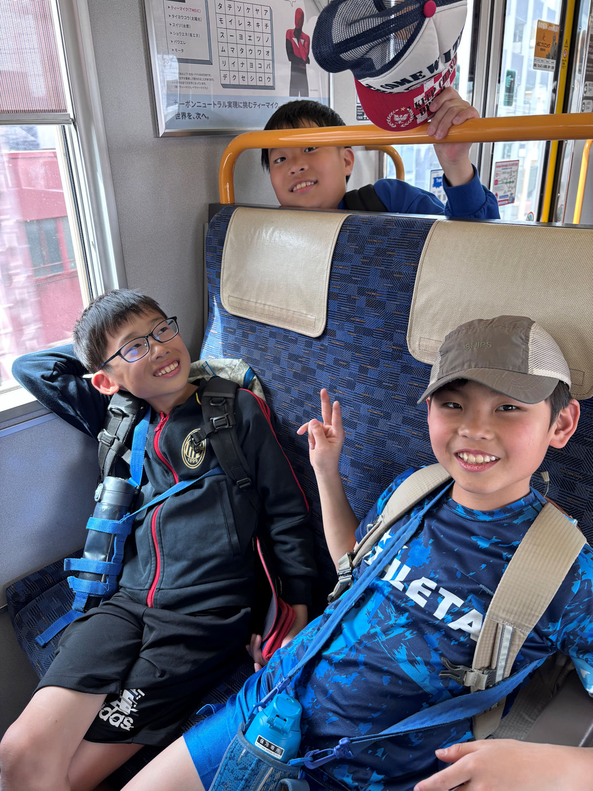 堺市の英語教室、小学生が大阪城での英語インタビュー活動に向かう電車内の写真