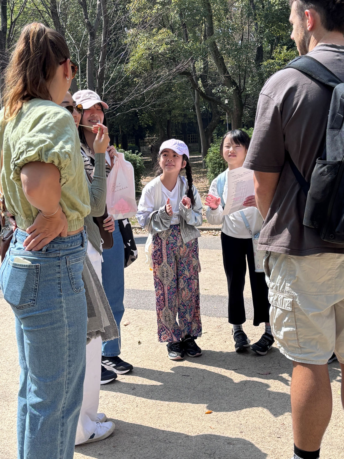 大阪城公園でインタビュー活動をする堺市の英語教室の子どもたち