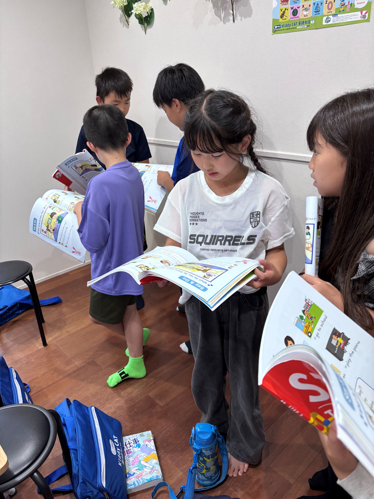 堺市の英語教室でグループ活動に取り組む子どもたち