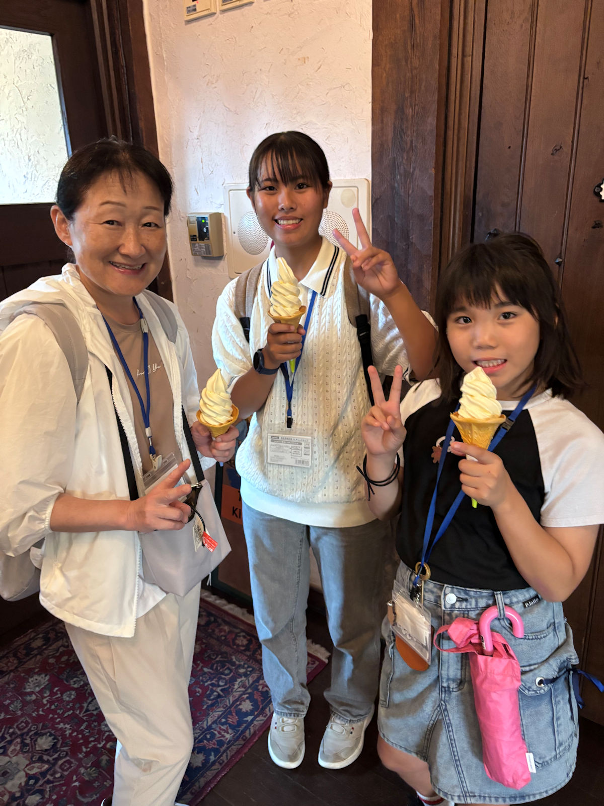 英語研修前にアイスクリームを楽しむ様子（福島県・ブリティッシュヒルズ）