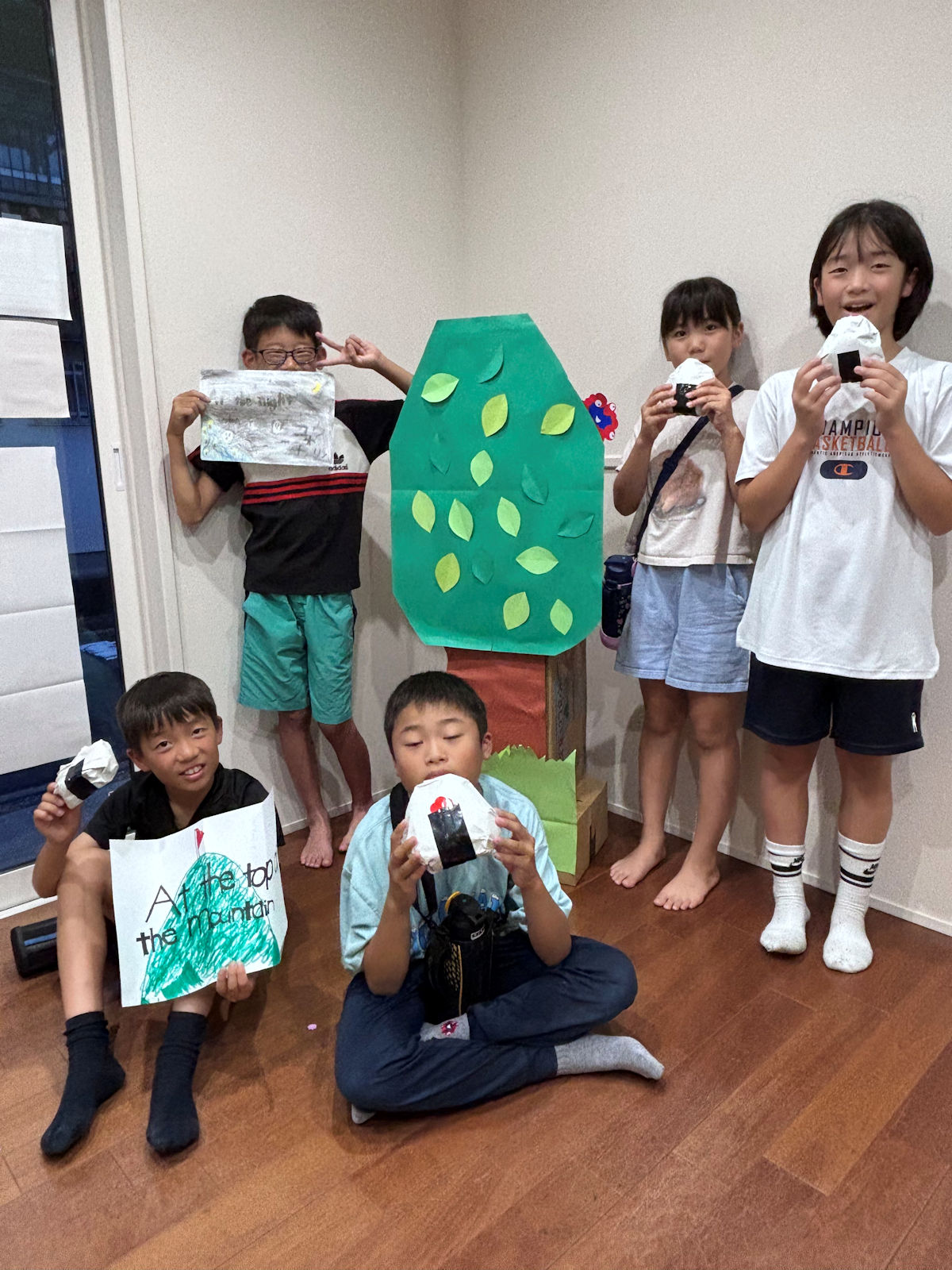 発表動画収録後の子どもたちの記念撮影