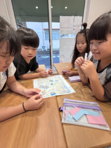 堺市の英語教室でアクティビティに取り組む子どもたち