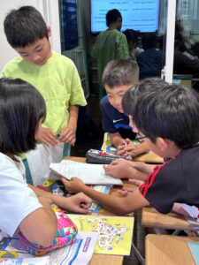 堺市の英語教室で協力し合う子どもたち