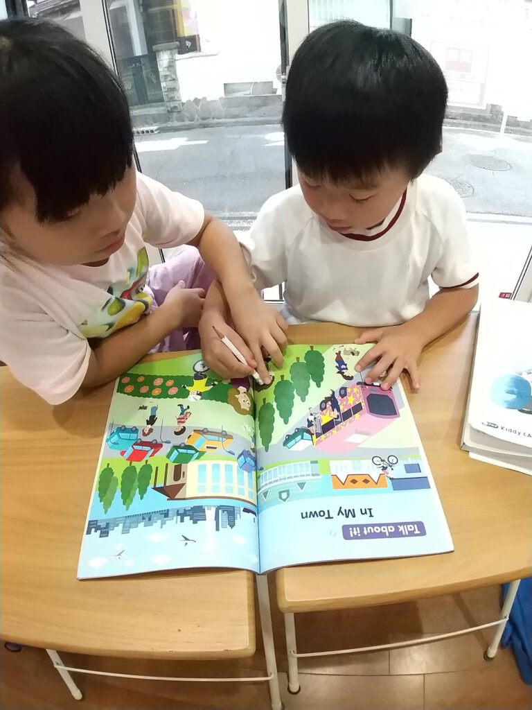 テキストを指さして学ぶ幼児クラスのレッスン風景